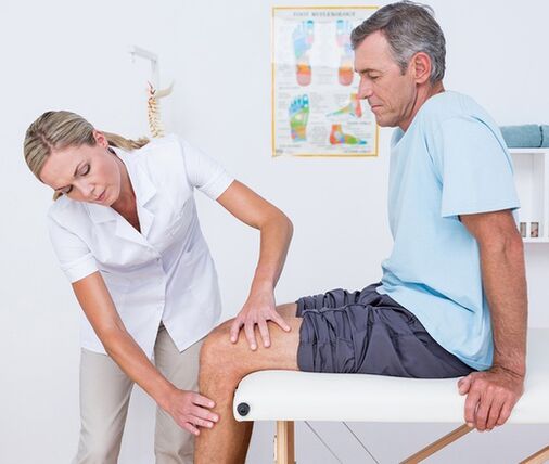 Лекарят извършва визуален преглед и палпация на пациента с болка в коляното