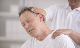 Мъж с остеохондроза на врата на рецепцията на ръчен масажист